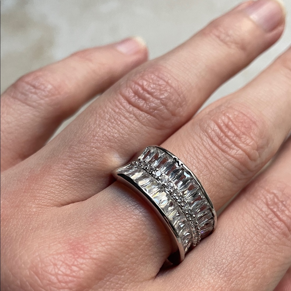 🖤5/$25 Silver zirconia wide band Ring